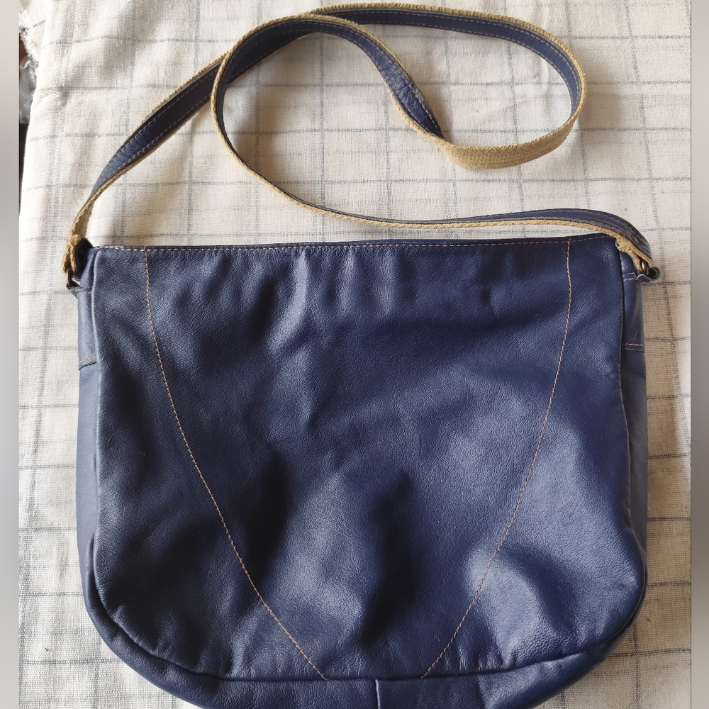 4/$50⭐️Mimo Sacs genuine leather crossbody bag Navy Blue